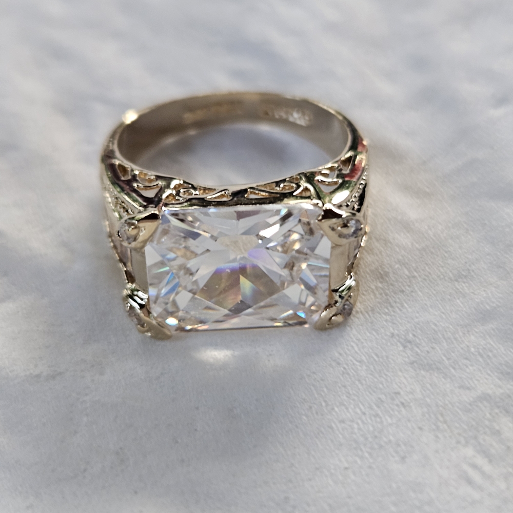 Elegant Silver Women's Ring with Clear Gemstone - Picture 3 of 14